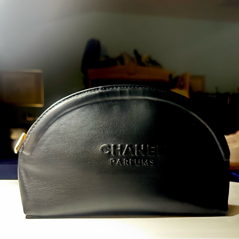 CHANEL Parfums Embossed Cosmetic Pouch in Black Faux Leather GWP - Picture 11 of 13